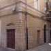 La palazzina, in pietra,  contraddistinta al piano terra da una serie di filari regolari di bugne appena sbozzate, tra le quali si aprono i vari ingressi